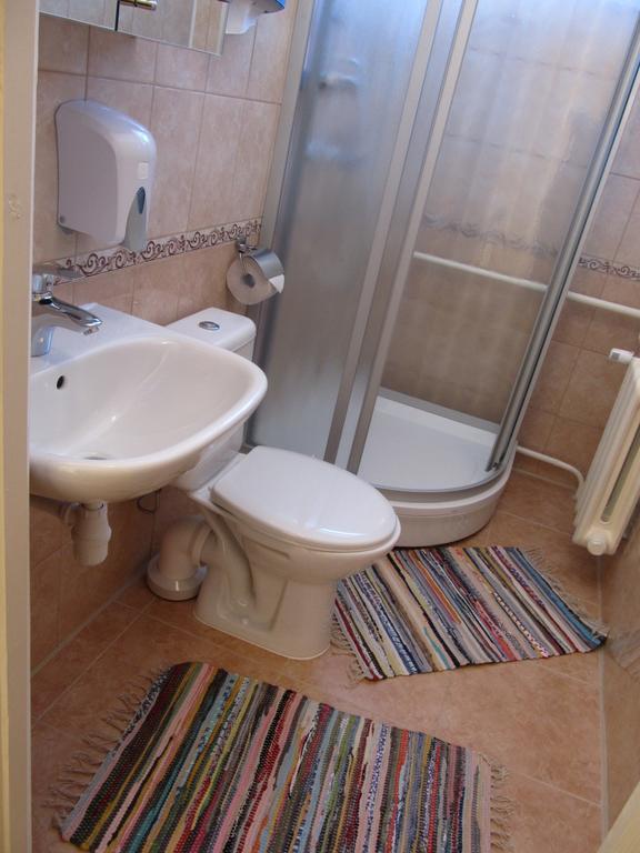 ホテル Viesu Maja Ezerkalns Krāslava エクステリア 写真