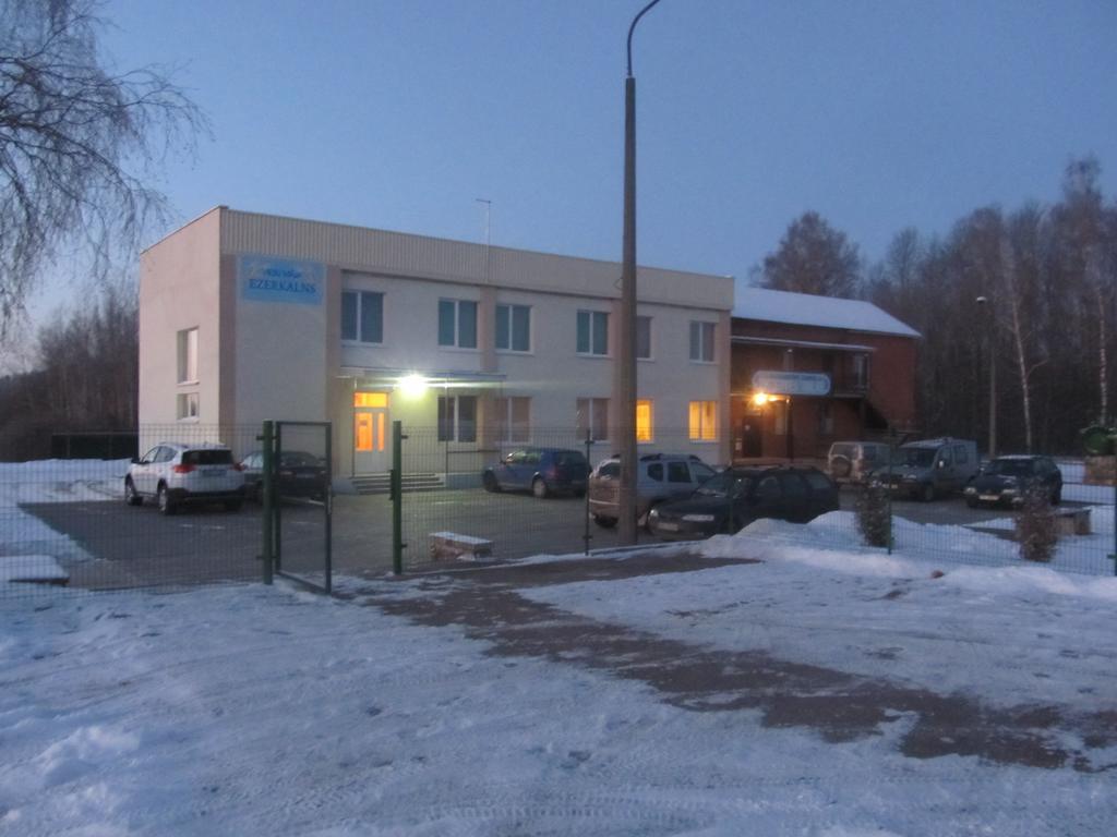 ホテル Viesu Maja Ezerkalns Krāslava エクステリア 写真