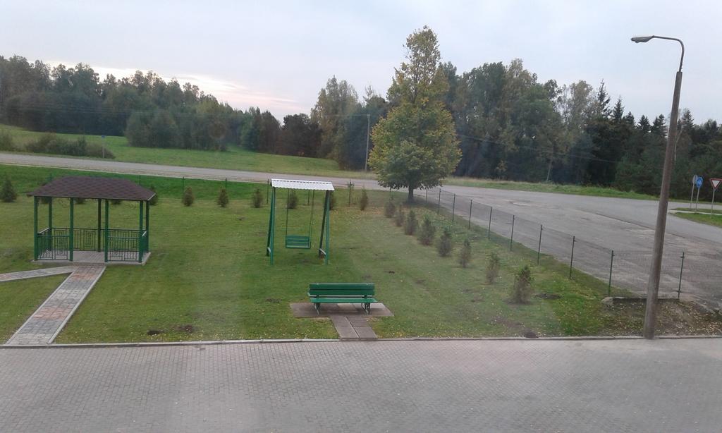 ホテル Viesu Maja Ezerkalns Krāslava エクステリア 写真
